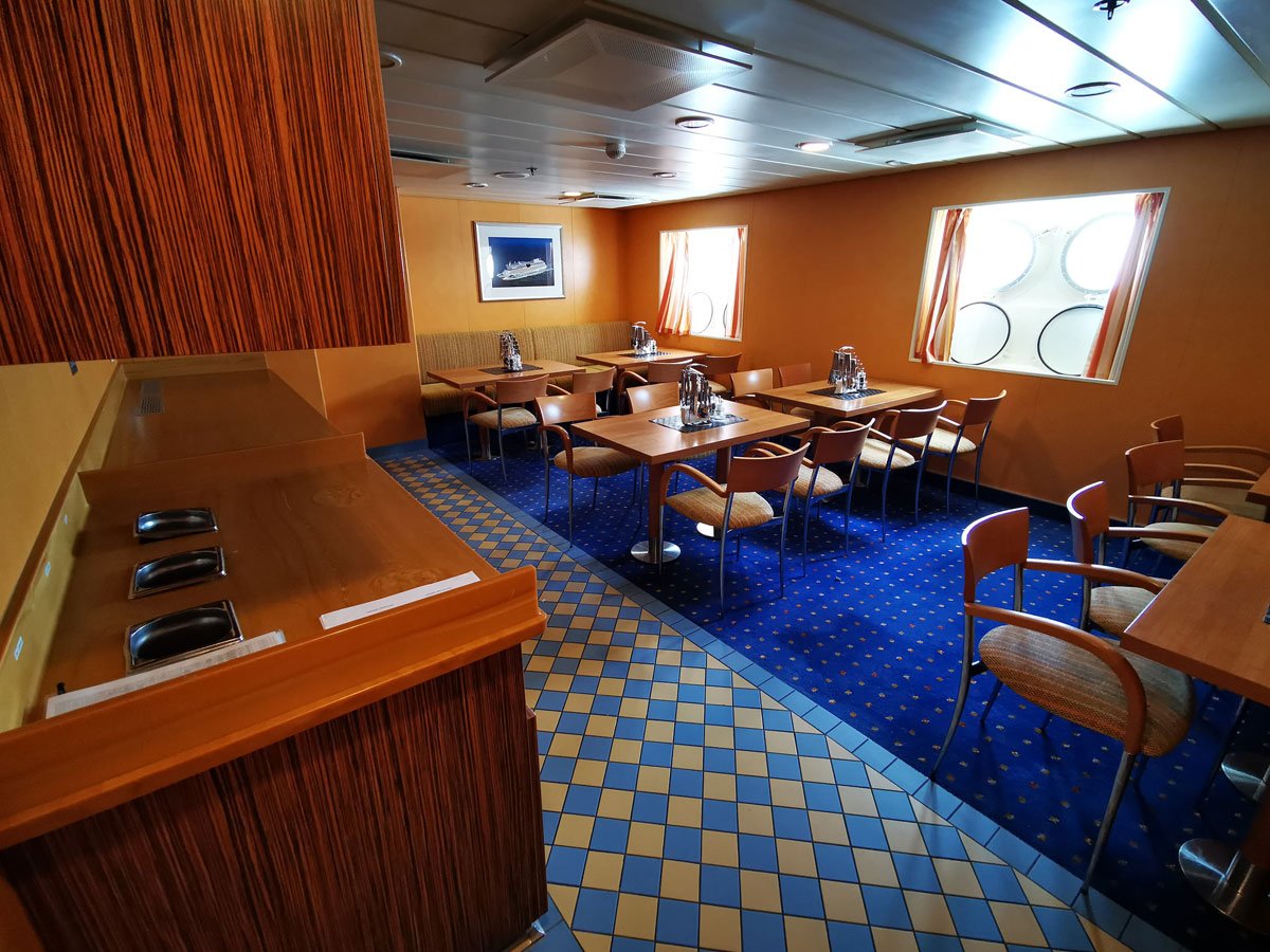 Media 'Officers-mess-on-Aida-Diva.jpg' in album 'AIDAdiva Crew Areas'